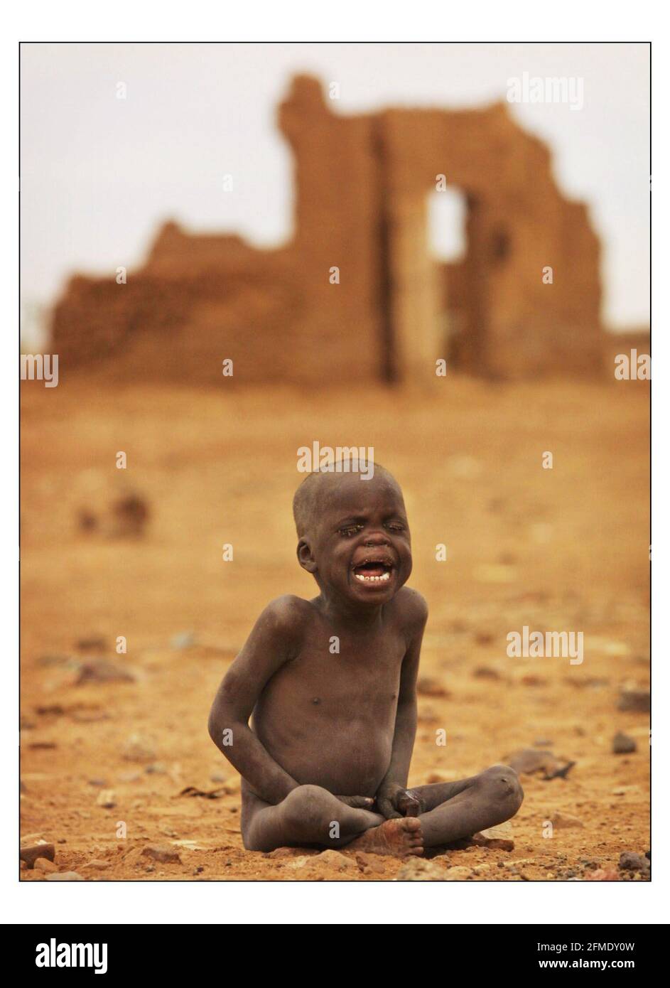 CRISE DE LA FAIM EN MAURITANIE Voir l'histoire McCarthy Levoïtra Mint Sleimane, trois ans, répète Levoïtra Mint Sleimane qui pleure de façon inconsolable En attendant de l'aide alimentaire dans son village de Glaibatt Nour dans la région d'Aftout, dévastée par la sécheresse, en Mauritanie par David Sandison Banque D'Images