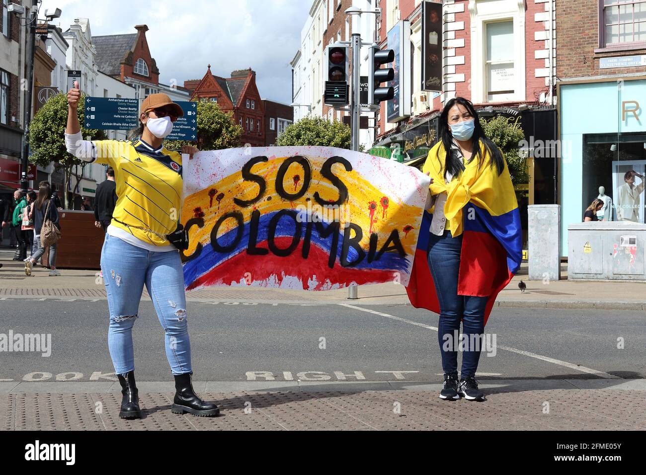 Manifestants sur Grafton Street à Dublin. Protester contre le traitement des problèmes par les gouvernements colombiens à l'intérieur du pays. Banque D'Images