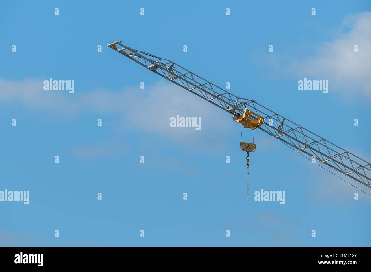 grue à tour sur le chantier de construction sans charge à l'extérieur Banque D'Images