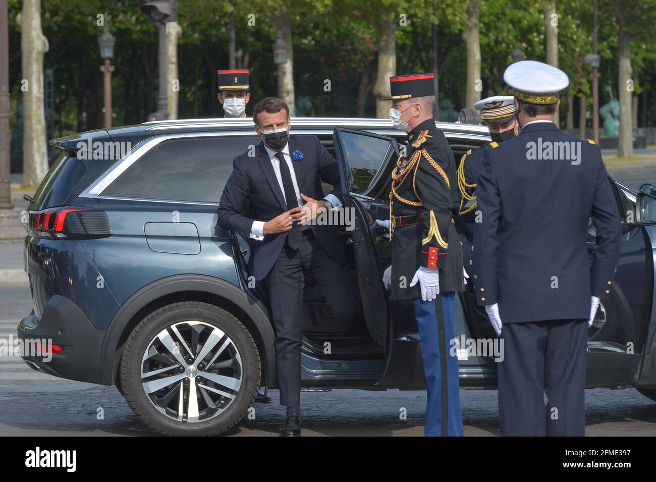 Le Président de la République, Emmanuel Macron, a présidé la cérémonie de commémoration du 76e anniversaire de la victoire du 8 mai 1945, le 8 mai 2021, devant la statue du général de Gaulle, sur la place Clemenceau à Paris, Avec la couronne qui se trouve devant la statue du général de Gaulle, suivie de la lecture du dernier Post, du silence de la minute et du salut aux membres de la famille et au Président de la Fondation Charles de Gaulle. Photo Pool par ISA Harsin/ABACAPRESS.COM Banque D'Images