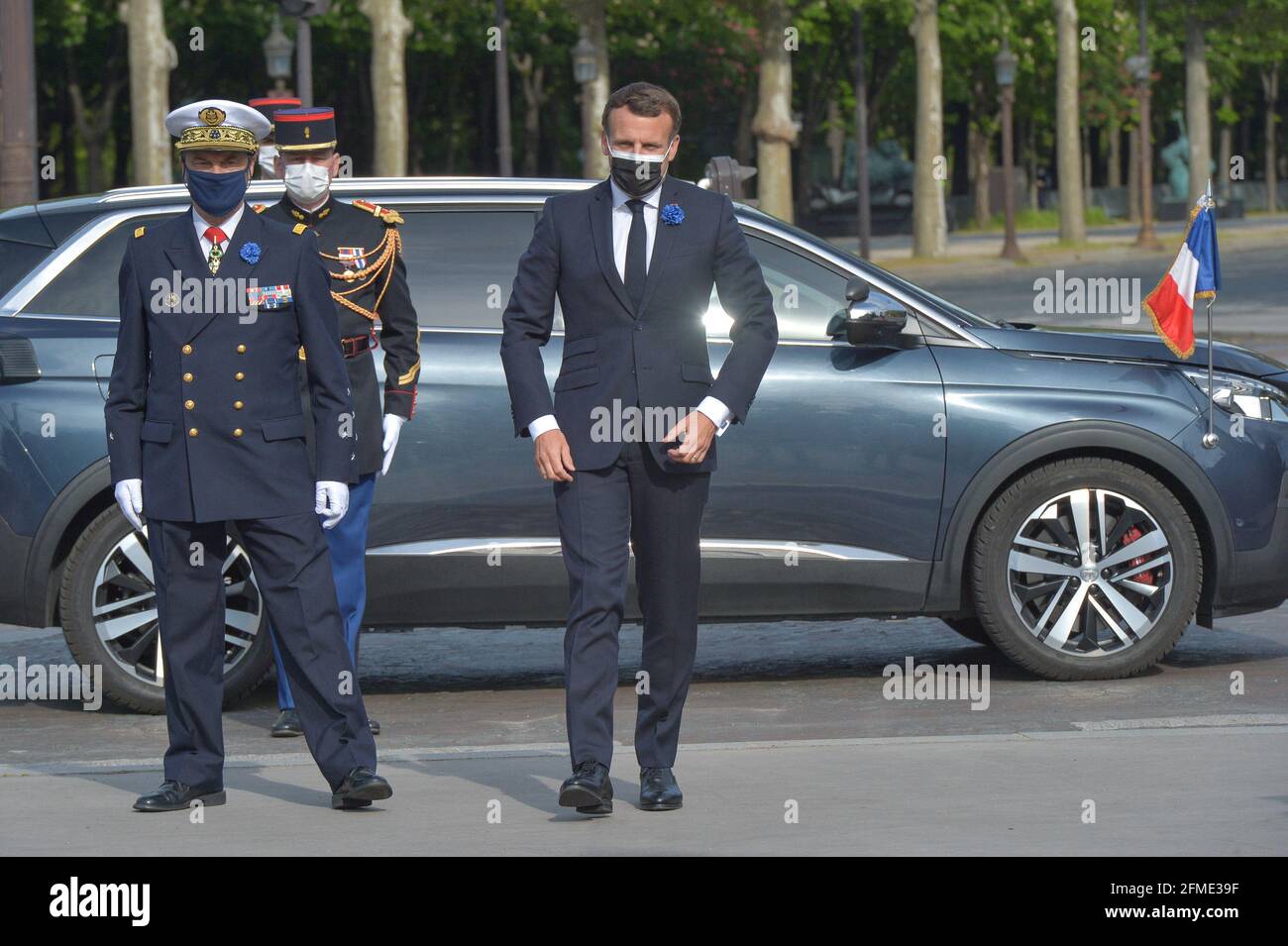 Le Président de la République, Emmanuel Macron, a présidé la cérémonie de commémoration du 76e anniversaire de la victoire du 8 mai 1945, le 8 mai 2021, devant la statue du général de Gaulle, sur la place Clemenceau à Paris, Avec la couronne qui se trouve devant la statue du général de Gaulle, suivie de la lecture du dernier Post, du silence de la minute et du salut aux membres de la famille et au Président de la Fondation Charles de Gaulle. Photo Pool par ISA Harsin/ABACAPRESS.COM Banque D'Images