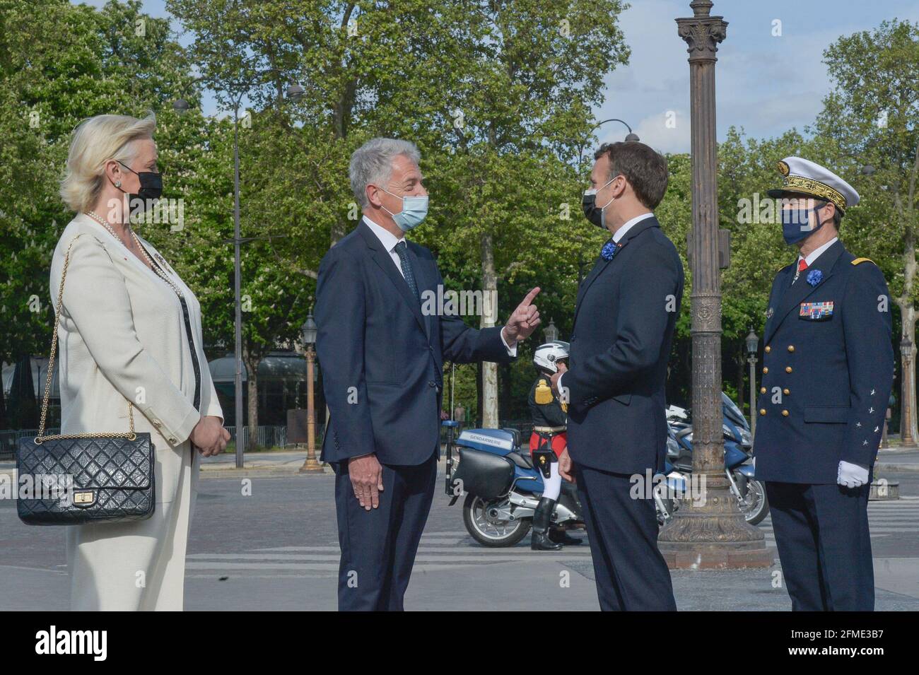 Le Président de la République, Emmanuel Macron, a présidé la cérémonie de commémoration du 76e anniversaire de la victoire du 8 mai 1945, le 8 mai 2021, devant la statue du général de Gaulle, sur la place Clemenceau à Paris, Avec la couronne qui se trouve devant la statue du général de Gaulle, suivie de la lecture du dernier Post, du silence de la minute et du salut aux membres de la famille et au Président de la Fondation Charles de Gaulle. Photo Pool par ISA Harsin/ABACAPRESS.COM Banque D'Images