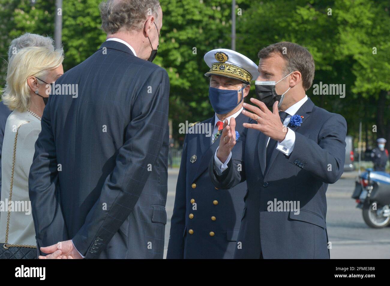 Le Président de la République, Emmanuel Macron, a présidé la cérémonie de commémoration du 76e anniversaire de la victoire du 8 mai 1945, le 8 mai 2021, devant la statue du général de Gaulle, sur la place Clemenceau à Paris, Avec la couronne qui se trouve devant la statue du général de Gaulle, suivie de la lecture du dernier Post, du silence de la minute et du salut aux membres de la famille et au Président de la Fondation Charles de Gaulle. Photo Pool par ISA Harsin/ABACAPRESS.COM Banque D'Images