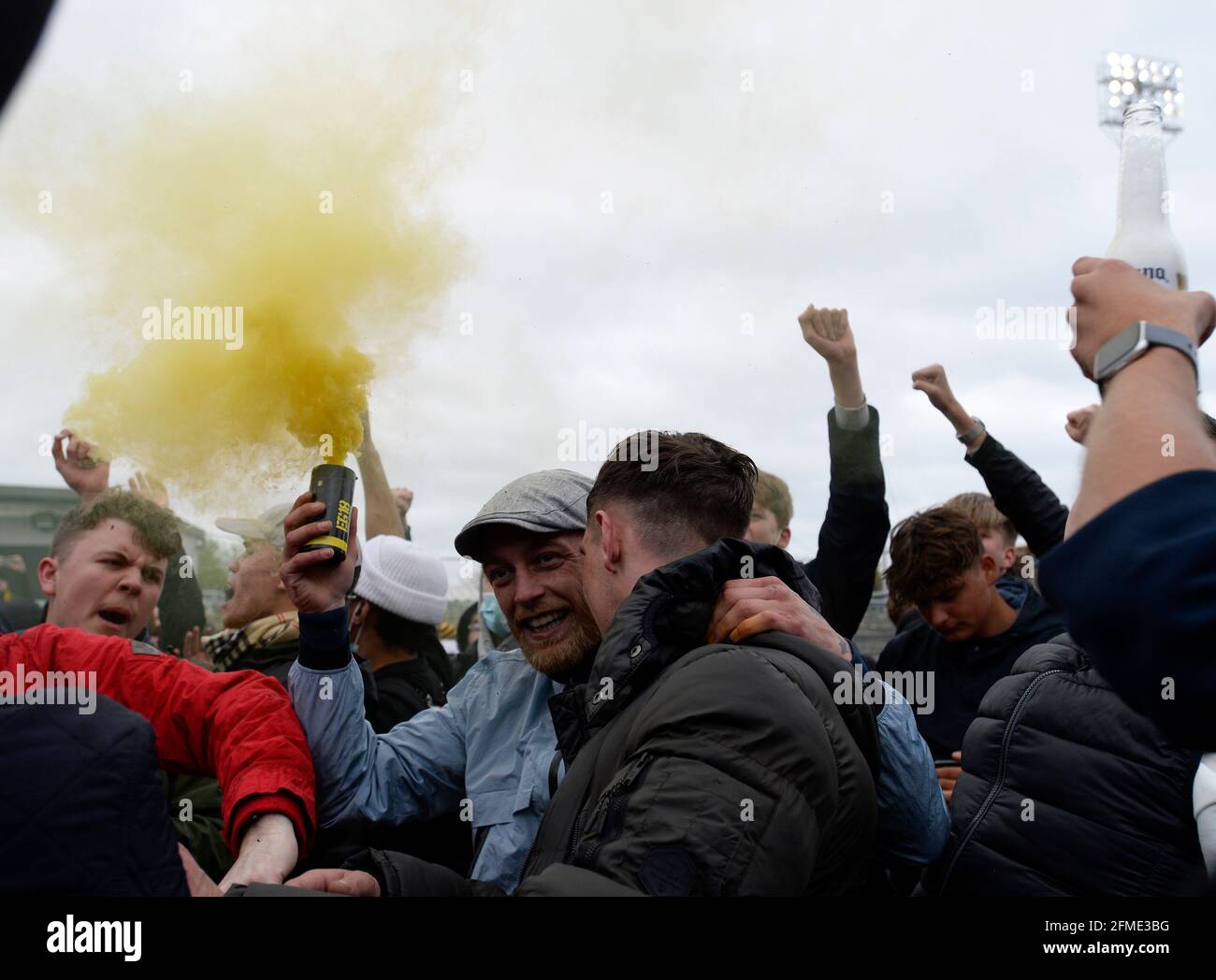 Cambridge United fans devant le R costaings Abbey Stadium, Cambridge, le samedi 8 mai 2021. (Credit: Ben Pooley | MI News) Credit: MI News & Sport /Alay Live News Banque D'Images