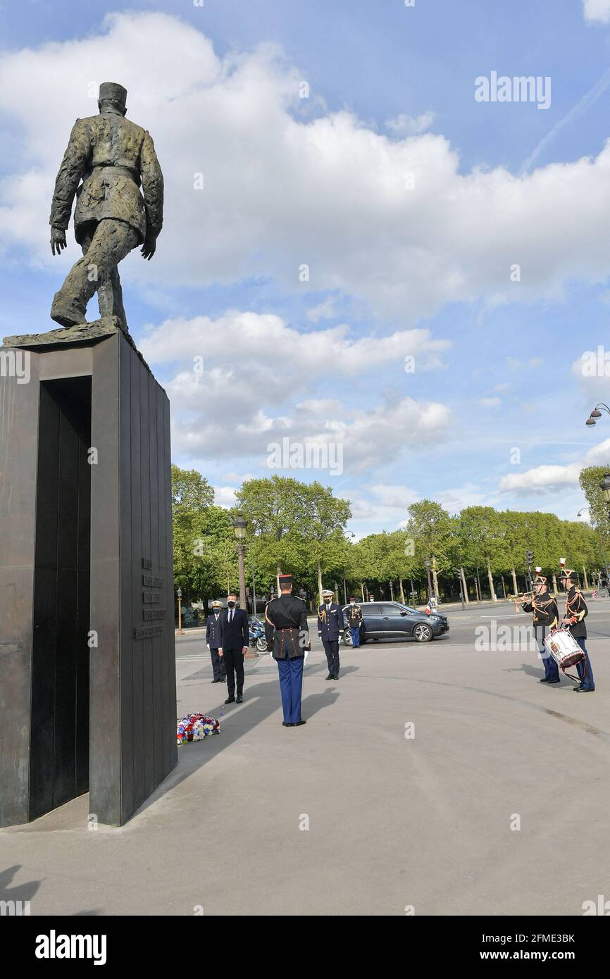 Le Président de la République, Emmanuel Macron, a présidé la cérémonie de commémoration du 76e anniversaire de la victoire du 8 mai 1945, le 8 mai 2021, devant la statue du général de Gaulle, sur la place Clemenceau à Paris, Avec la couronne qui se trouve devant la statue du général de Gaulle, suivie de la lecture du dernier Post, du silence de la minute et du salut aux membres de la famille et au Président de la Fondation Charles de Gaulle. Photo Pool par ISA Harsin/ABACAPRESS.COM Banque D'Images