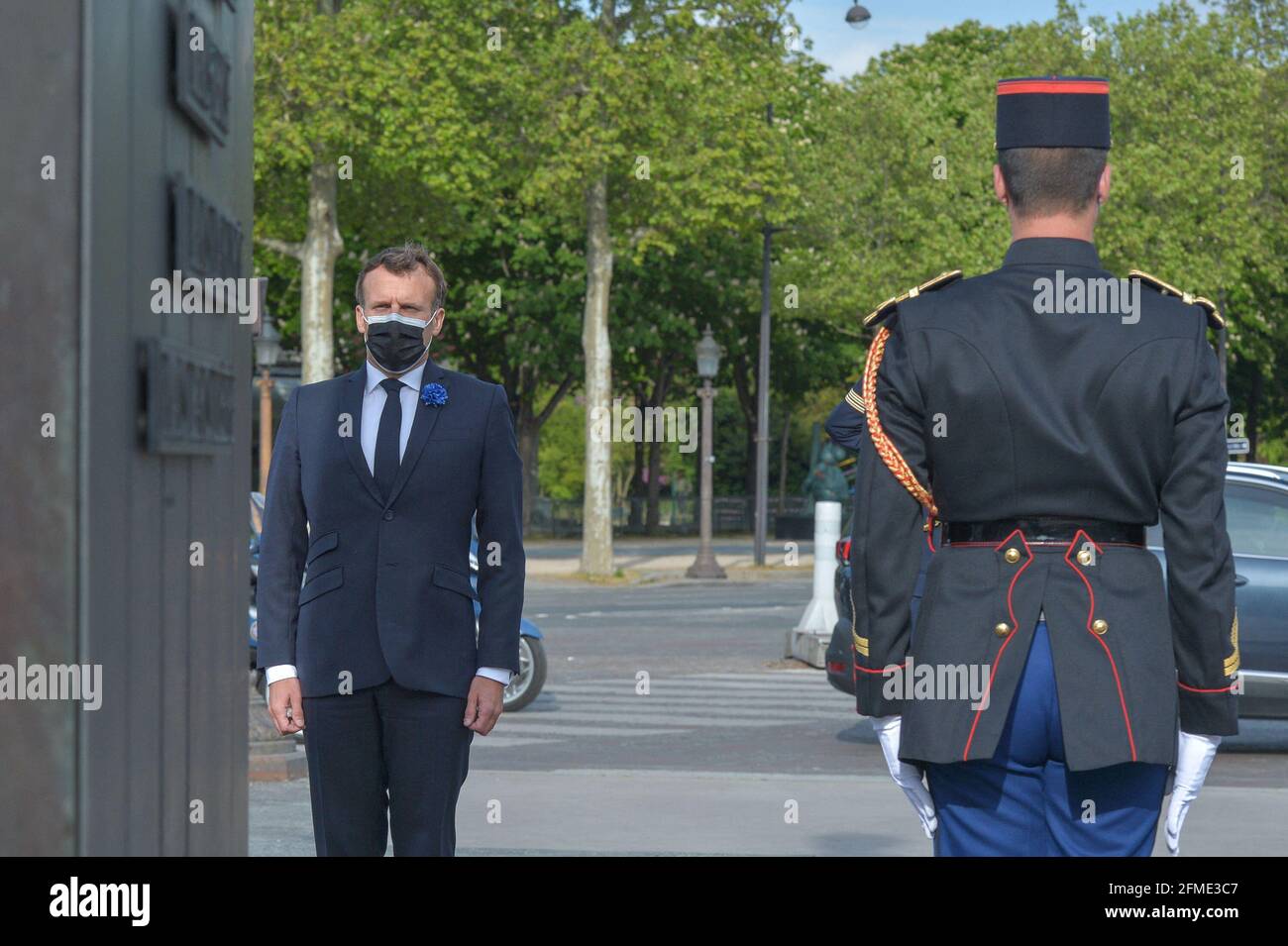 Le Président de la République, Emmanuel Macron, a présidé la cérémonie de commémoration du 76e anniversaire de la victoire du 8 mai 1945, le 8 mai 2021, devant la statue du général de Gaulle, sur la place Clemenceau à Paris, Avec la couronne qui se trouve devant la statue du général de Gaulle, suivie de la lecture du dernier Post, du silence de la minute et du salut aux membres de la famille et au Président de la Fondation Charles de Gaulle. Photo Pool par ISA Harsin/ABACAPRESS.COM Banque D'Images