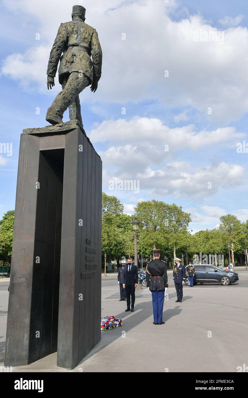 Le Président de la République, Emmanuel Macron, a présidé la cérémonie de commémoration du 76e anniversaire de la victoire du 8 mai 1945, le 8 mai 2021, devant la statue du général de Gaulle, sur la place Clemenceau à Paris, Avec la couronne qui se trouve devant la statue du général de Gaulle, suivie de la lecture du dernier Post, du silence de la minute et du salut aux membres de la famille et au Président de la Fondation Charles de Gaulle. Photo Pool par ISA Harsin/ABACAPRESS.COM Banque D'Images