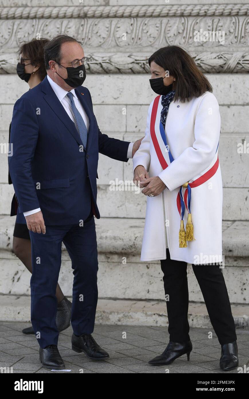 François Hollande et Anne Hidalgo lors d'une cérémonie marquant le 76e anniversaire de la victoire en Europe (VE-Day), marquant la fin de la Seconde Guerre mondiale en Europe, à Paris le 8 mai 2021. Le 8 mai 1945, le chef des Forces françaises libres, Charles de Gaulle, a annoncé la fin officielle de la Seconde Guerre mondiale au peuple français, marquant la fin d'une guerre de six ans et de l'oppression nazie en France, qui ont fait des millions de morts. Photo par ELIOT BLONDT/ABACAPRESS.COM Banque D'Images