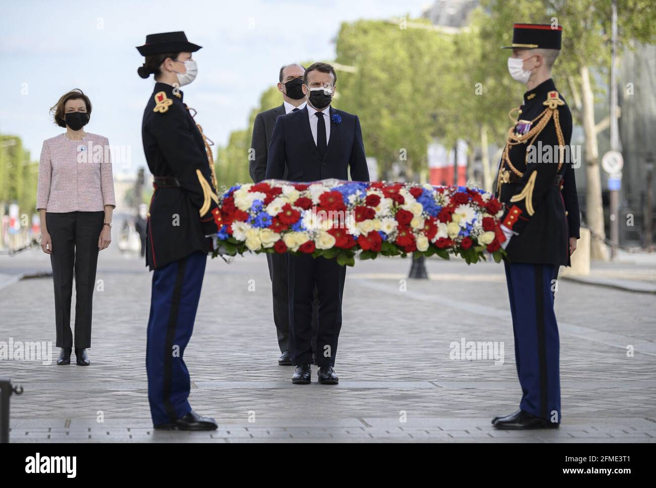 Le président français Emmanuel Macron allume la flamme sur le tombeau du Soldat inconnu lors d'une cérémonie marquant le 76e anniversaire de la victoire en Europe (VE-Day), marquant la fin de la Seconde Guerre mondiale en Europe, à Paris le 8 mai 2021. Le chef des Forces françaises libres, Charles de Gaulle, a annoncé la fin officielle de la Seconde Guerre mondiale au peuple français le 8 mai 1945, marquant la fin d'une guerre de six ans et de l'oppression nazie en France, qui a entraîné des millions de morts.photo d'ELIOT BLONDT/ABACAPRESS.COM Banque D'Images