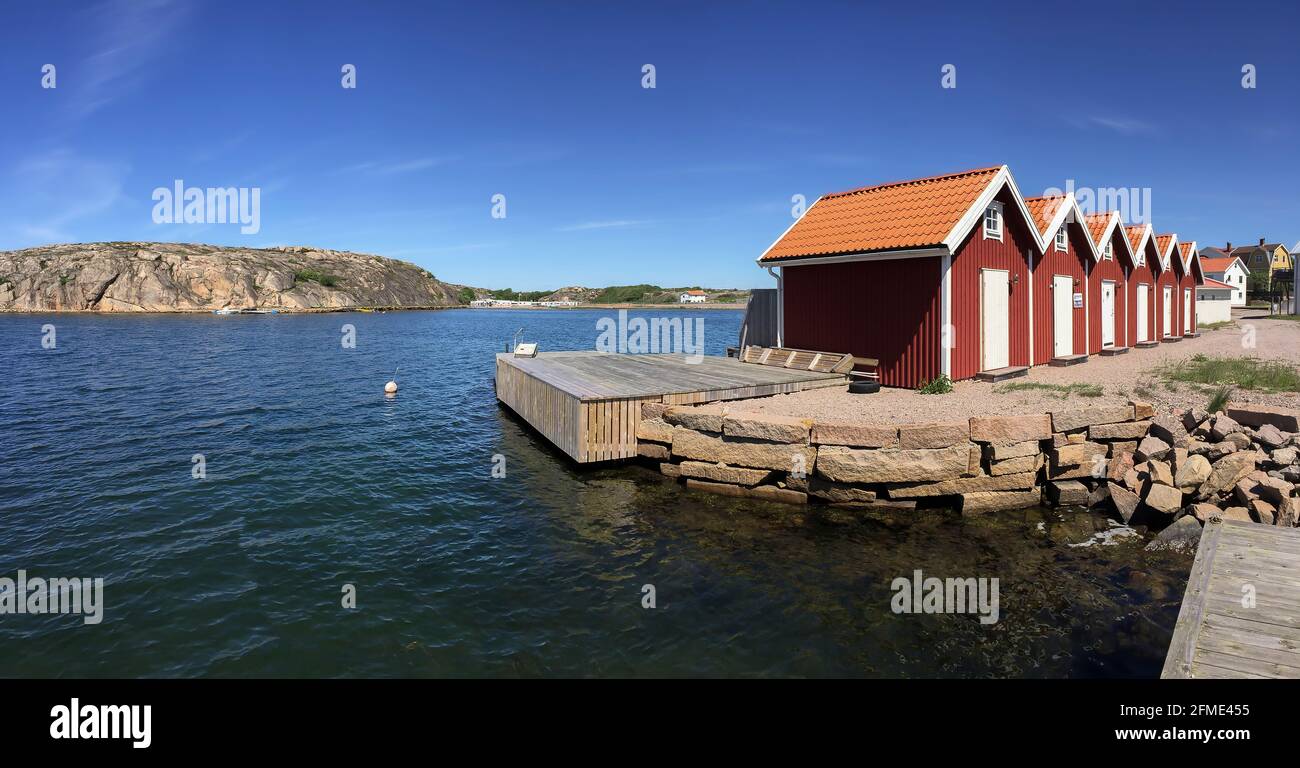 Smogen, Suède - 1er juin 2017 : un groupe de maisons rouges suédoises typiques sur la plage du fjord Banque D'Images