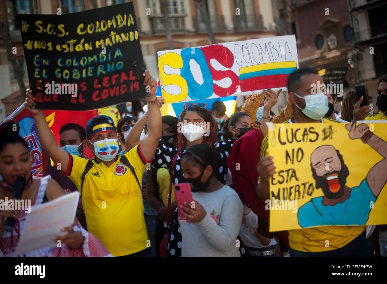 Malaga, Espagne. 08 mai 2021. Les manifestants colombiens tiennent des pancartes tout en criant des slogans au cours de la manifestation en faveur du peuple colombien et contre les réformes fiscales et sanitaires du président colombien, Ivan Duque.les organisations internationales de défense des droits de l'homme ont dénoncé l'usage excessif de la force par l'armée colombienne contre des manifestants après des manifestations et des affrontements violents dans le pays. Crédit : SOPA Images Limited/Alamy Live News Banque D'Images