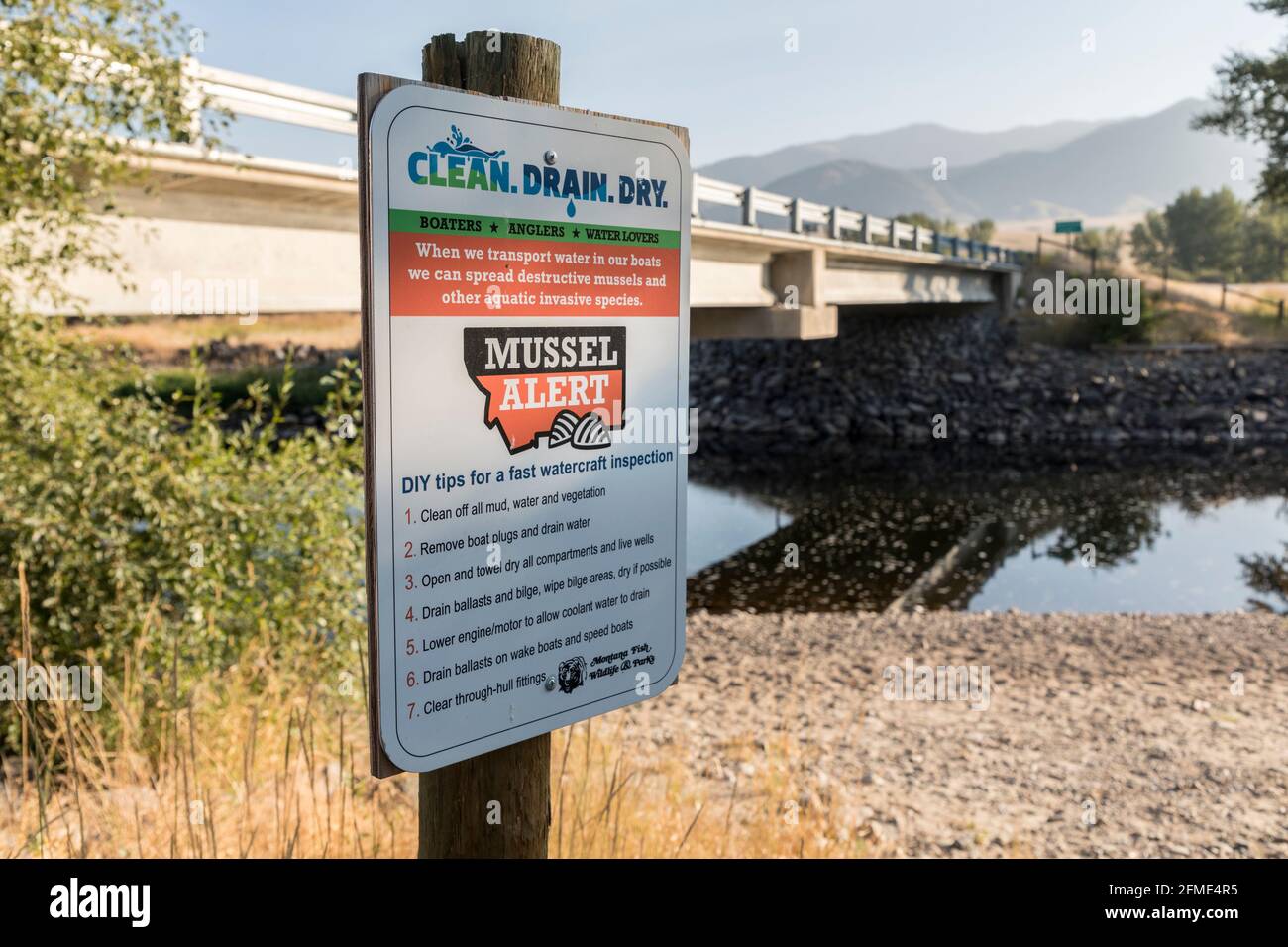 Panneau d'avertissement d'alerte aux moules à Glen Fishing Access, Dillon, Montana, États-Unis Banque D'Images