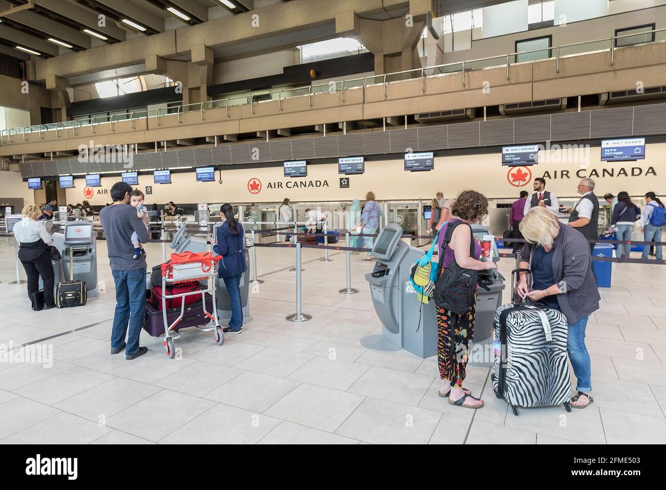 Comptoirs d'enregistrement dépôt des bagages, aéroport international, Calgary, Alberta, Canada Banque D'Images