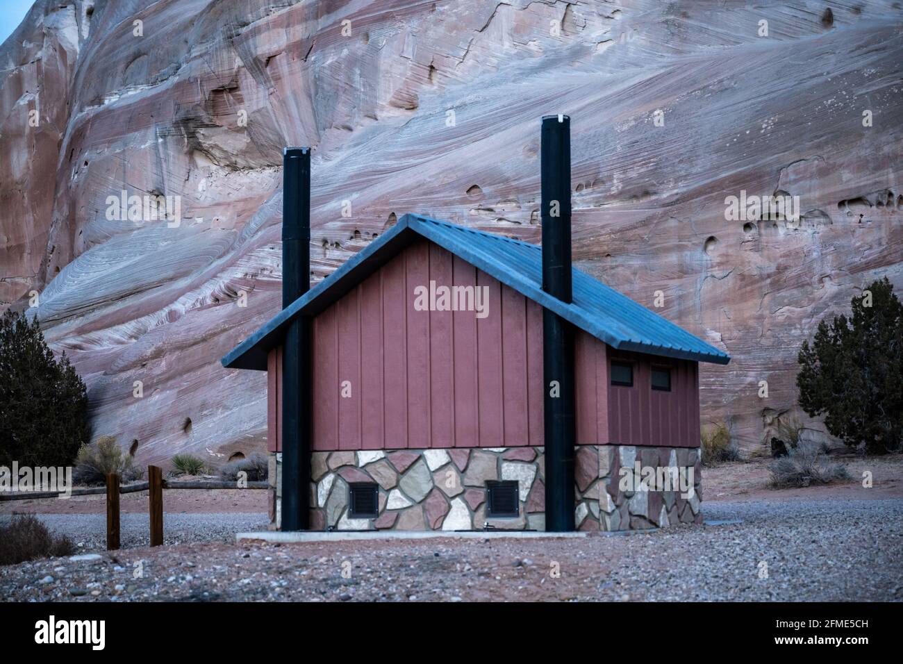 Toilettes à fosse au terrain de camping White House dans le sud de l'Utah avant du grand mur de roche Banque D'Images