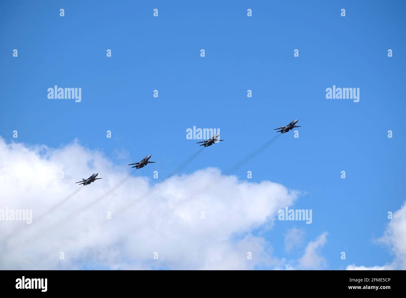 MOSCOU, RUSSIE - 7 mai 2021 : groupe d'bombardiers militaires tactiques russes SU-24 en première ligne, volant rapidement dans le ciel bleu lors d'une répétition de parade dans le ciel Banque D'Images