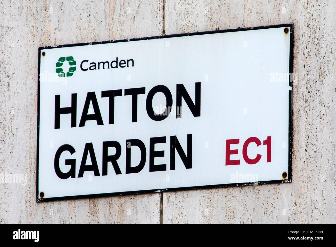 Londres, Royaume-Uni - 7 mai 2021 : un panneau pour Hatton Garden dans le centre de Londres, Royaume-Uni. Banque D'Images