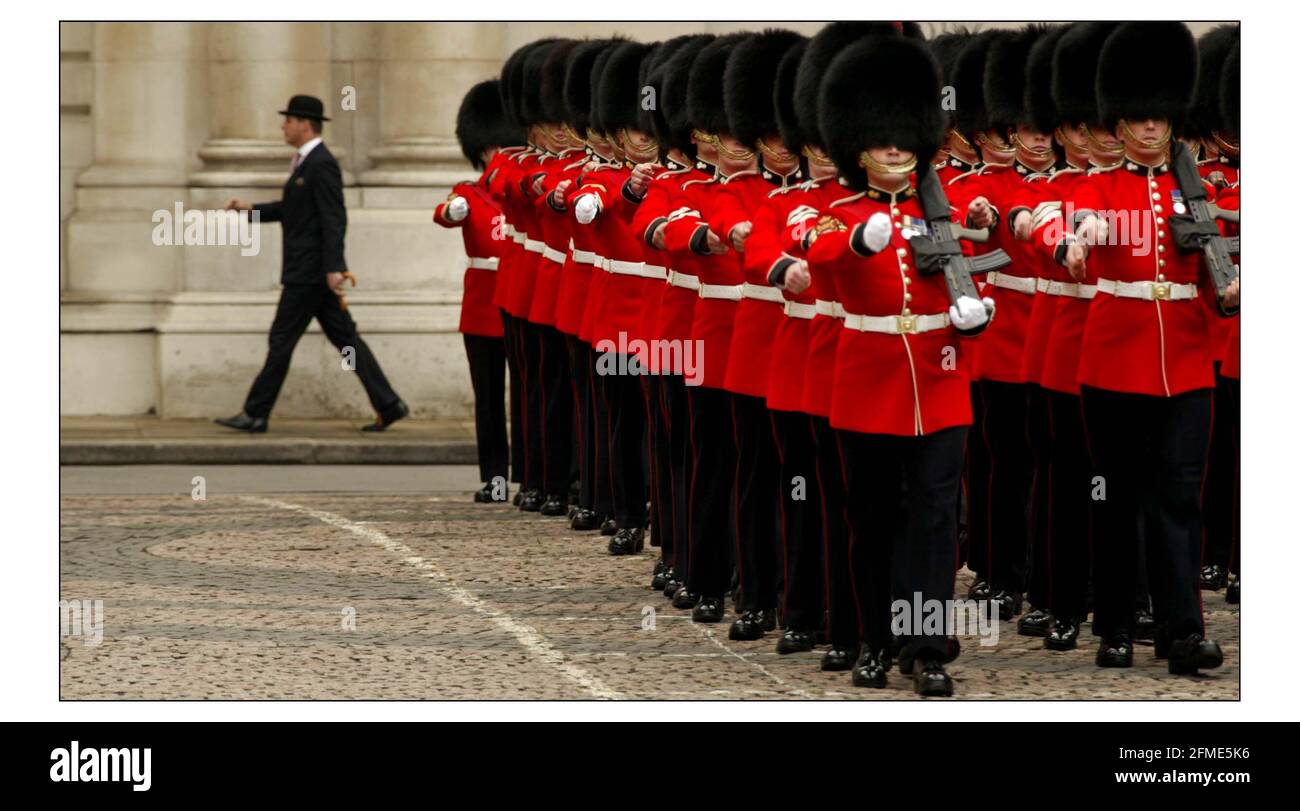 La garde d'honneur du Premier ministre du Conseil d'Etat de la République populaire de Chine, S.E. M. Wen Jiabao, dans la cour de l'Officipe foriegn David Sandison 10/5/2004 Banque D'Images