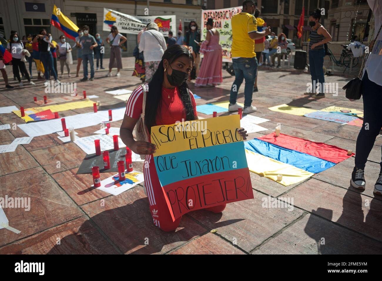 Malaga, Espagne. 08 mai 2021. Un manifestant colombien portant un masque facial tient un écriteau alors qu'elle pose une photo lors de la manifestation en faveur du peuple colombien et contre les réformes fiscales et sanitaires du président colombien, Ivan Duque.les organisations internationales de défense des droits de l'homme ont dénoncé l'usage excessif de la force par l'armée colombienne contre des manifestants après des manifestations et des affrontements violents dans le pays. (Photo de Jesus Merida/SOPA Images/Sipa USA) Credit: SIPA USA/Alay Live News Banque D'Images