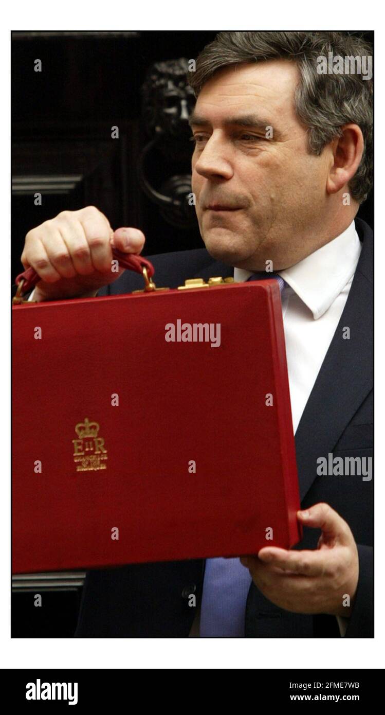 Gordon Brown sort sur 11 Downing St pour aller Et remettre son budget 2004 au Parlement.pic David Sandison 17/3/2004 Banque D'Images