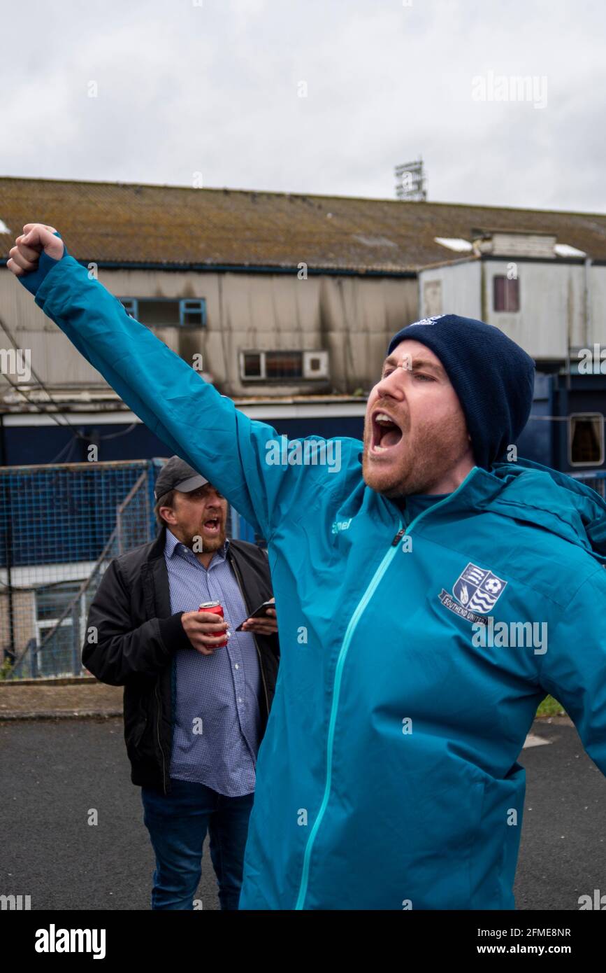 Proteste devant le stade Roots Hall, domicile de Southend Utd, alors qu'ils jouaient leur dernier match de la saison, leur dernier avant la relégation. Fans en colère Banque D'Images