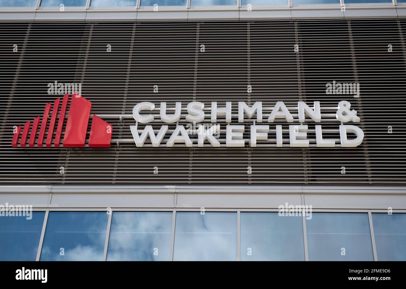 Varsovie, Varsovie, Pologne. 8 mai 2021. Le panneau Cushman & Wakefield est visible le 8 mai 2021 à Varsovie, Pologne. Crédit: Aleksander Kalka/ZUMA Wire/Alay Live News Banque D'Images