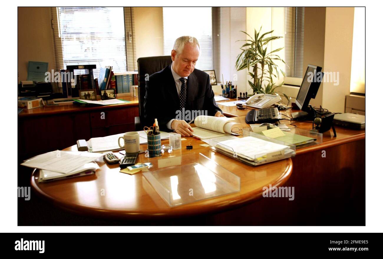 Ken Macdonald QC....directeur des poursuites pénales dans son bureau à Centre de Londres.pic David Sandison 9/2/2004 Banque D'Images