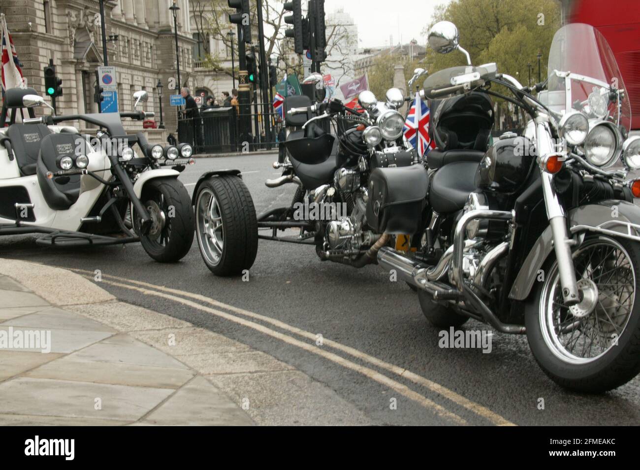 Des motards de tout le pays se réunissent sur la place du Parlement, dans le centre de Londres, pour la troisième manifestation Rolling Thunder, en faveur des anciens combattants qui doivent faire face à des accusations pendant leur séjour en Irlande du Nord. Banque D'Images