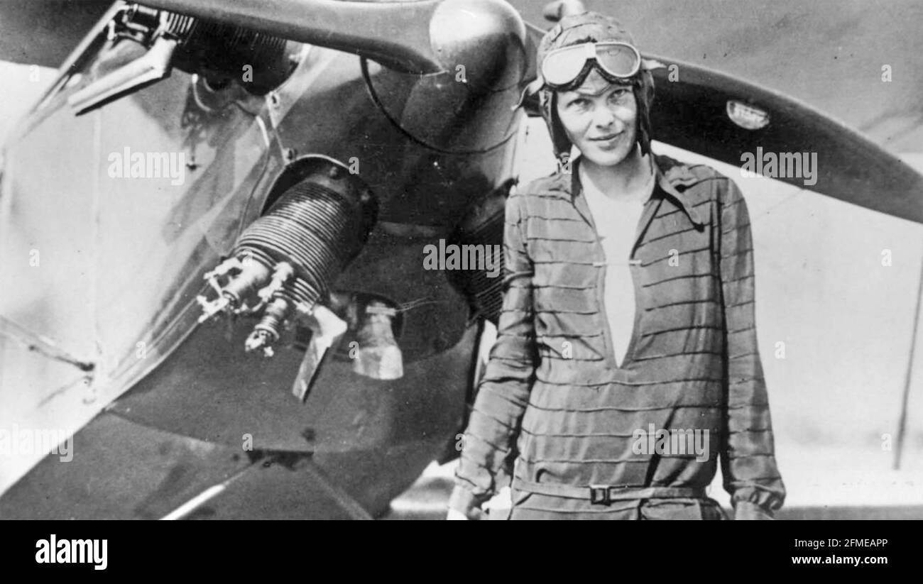 AMELIA EARHART (1897-1937), aviatrice américaine Pioneer à Terre-Neuve avec son avion bi-avion 'Friendship' en juin 1928 avant son vol record à travers l'Amérique et de retour. Banque D'Images