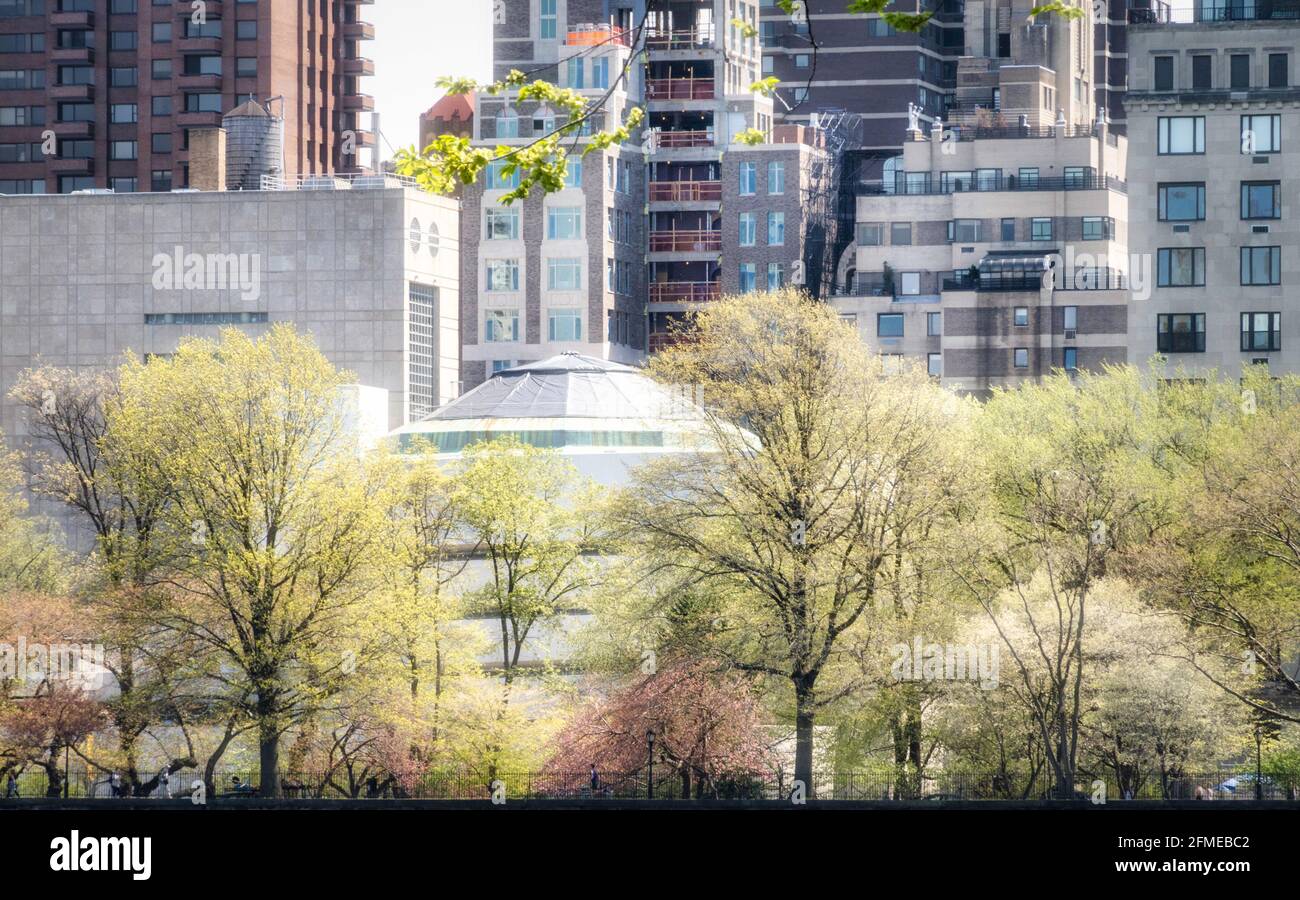 Extérieur du toit du musée Guggenheim au printemps, vu de Central Park, New York Banque D'Images