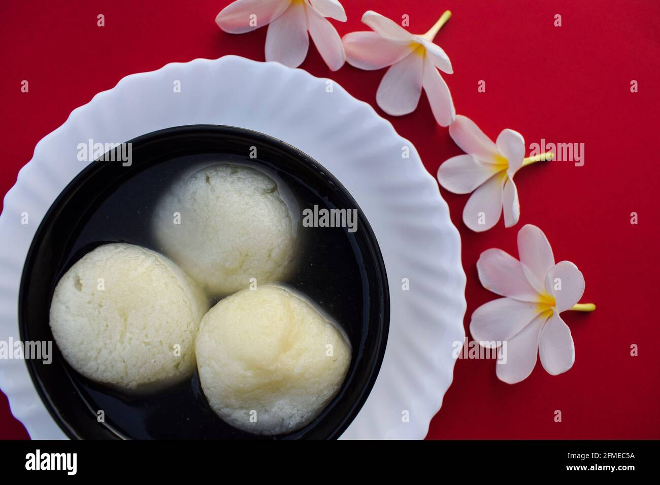 Plat traditionnel indien sucré grand format Rasgulla ou rosogula , bonbons bengali à dessert sirupeuse. Banque D'Images