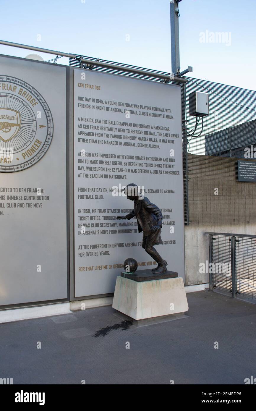 HIGHBURY, LONDRES, ANGLETERRE- 6 mai 2021 : statue de Ken Friar à l'extérieur du stade de football d'Arsenal Emirates à Londres Banque D'Images