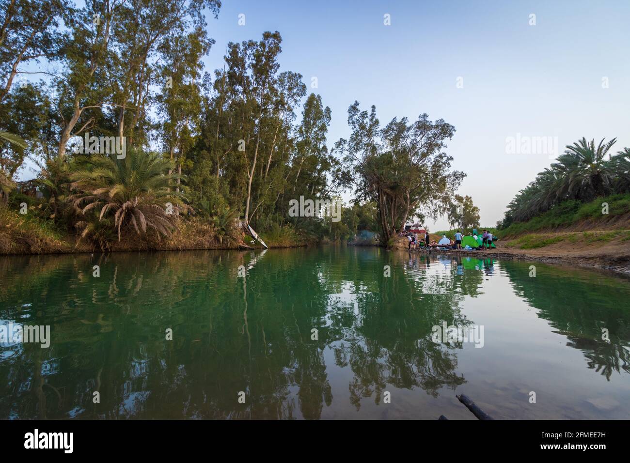 06-04-2021. yardenit- israël. Palmiers et eucalyptus et personnes dormant dans des tentes près de la rivière Jordan, Banque D'Images
