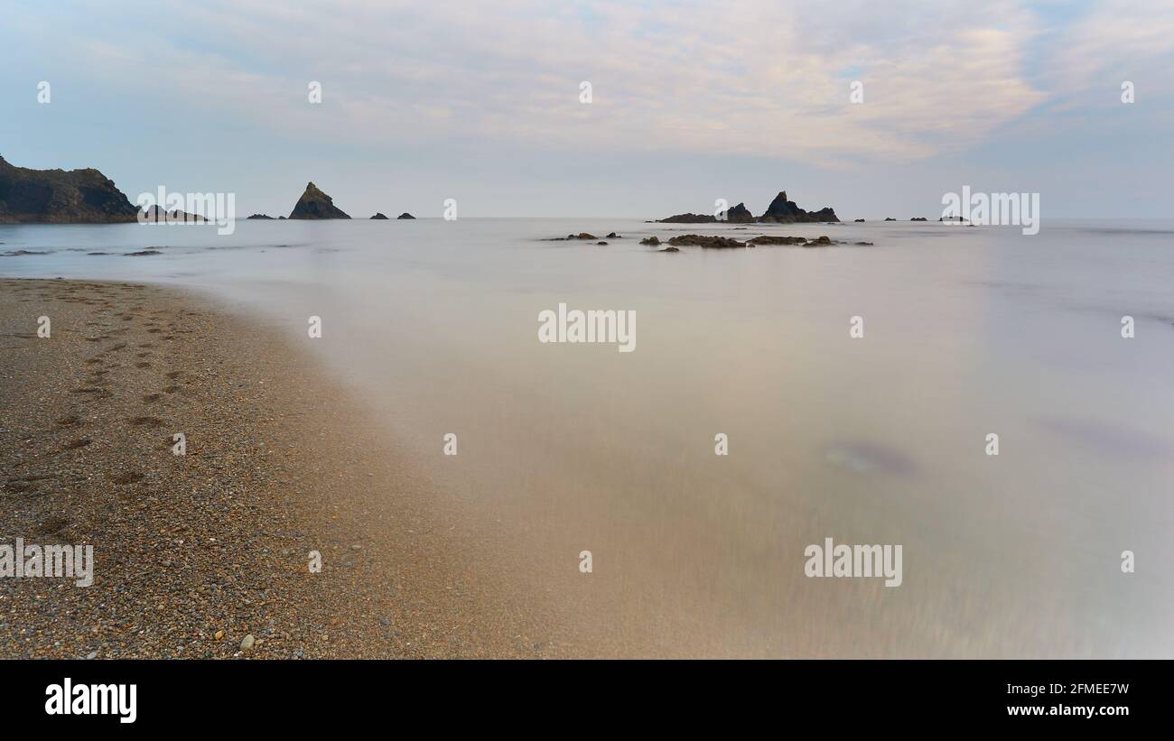 panorama d'une image relaxante d'eau soyeuse sur une plage idyllique Banque D'Images