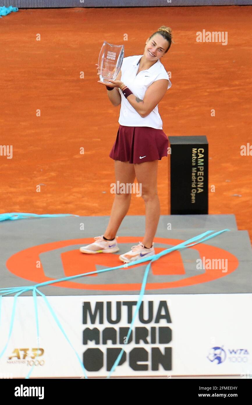 Aryna Sabalenka de Biélorussie avec le trophée des champions après le match  final à l'Open de Mutua Madrid 2021, tournoi de tennis Masters 1000 le 8  mai 2021 à la Caja Magica