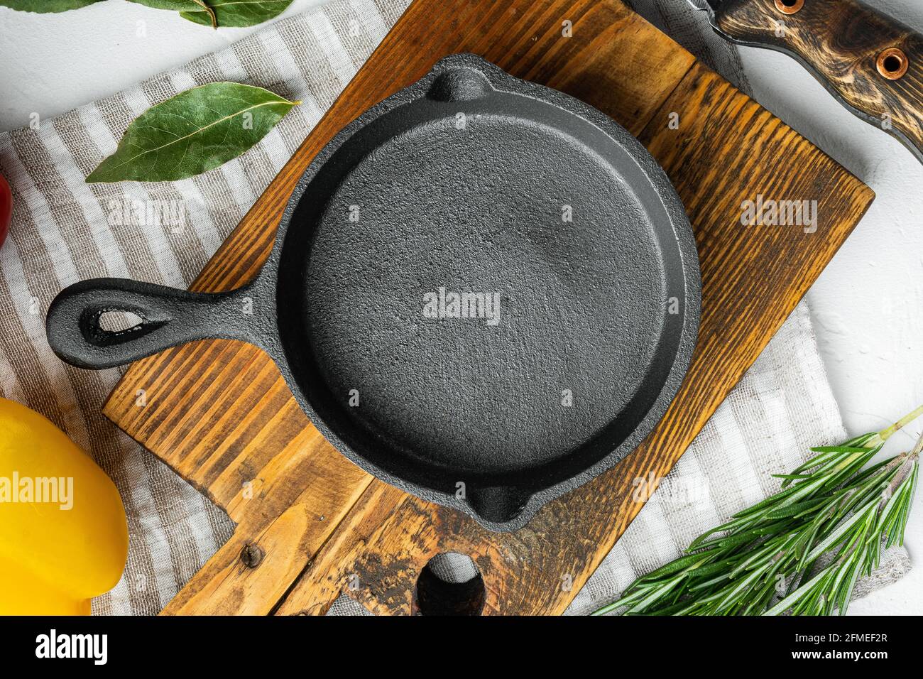 Fond de poêle en fonte vide, concept de cuisine d'ustensiles, sur la surface en pierre blanche, plan de dessus, avec espace de copie pour le texte Banque D'Images