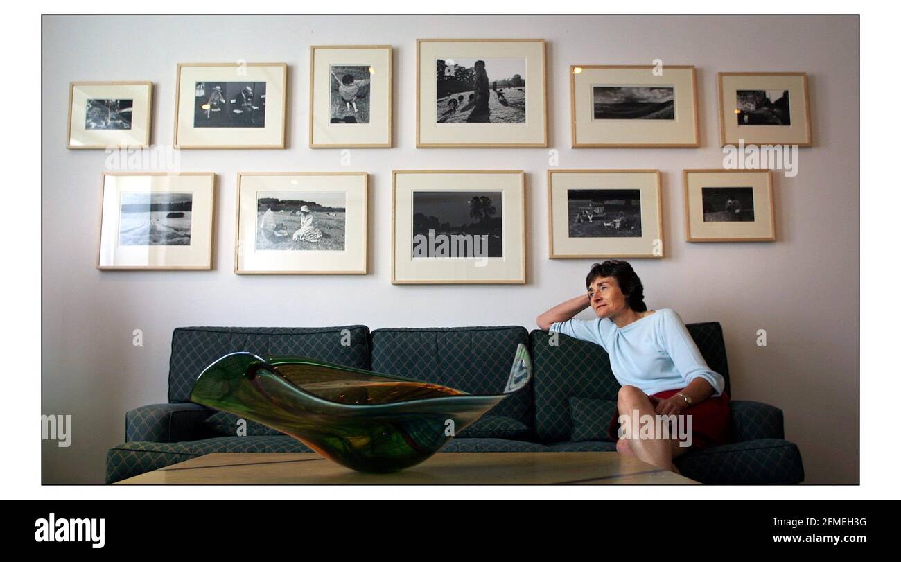 Estelle Morris avec sa collection d'art dans son bureau..... collection de photographies en noir et blanc, de divers artistes et bol en verre par Bob Crooks.pic David Sandison 18.9.2003 Banque D'Images