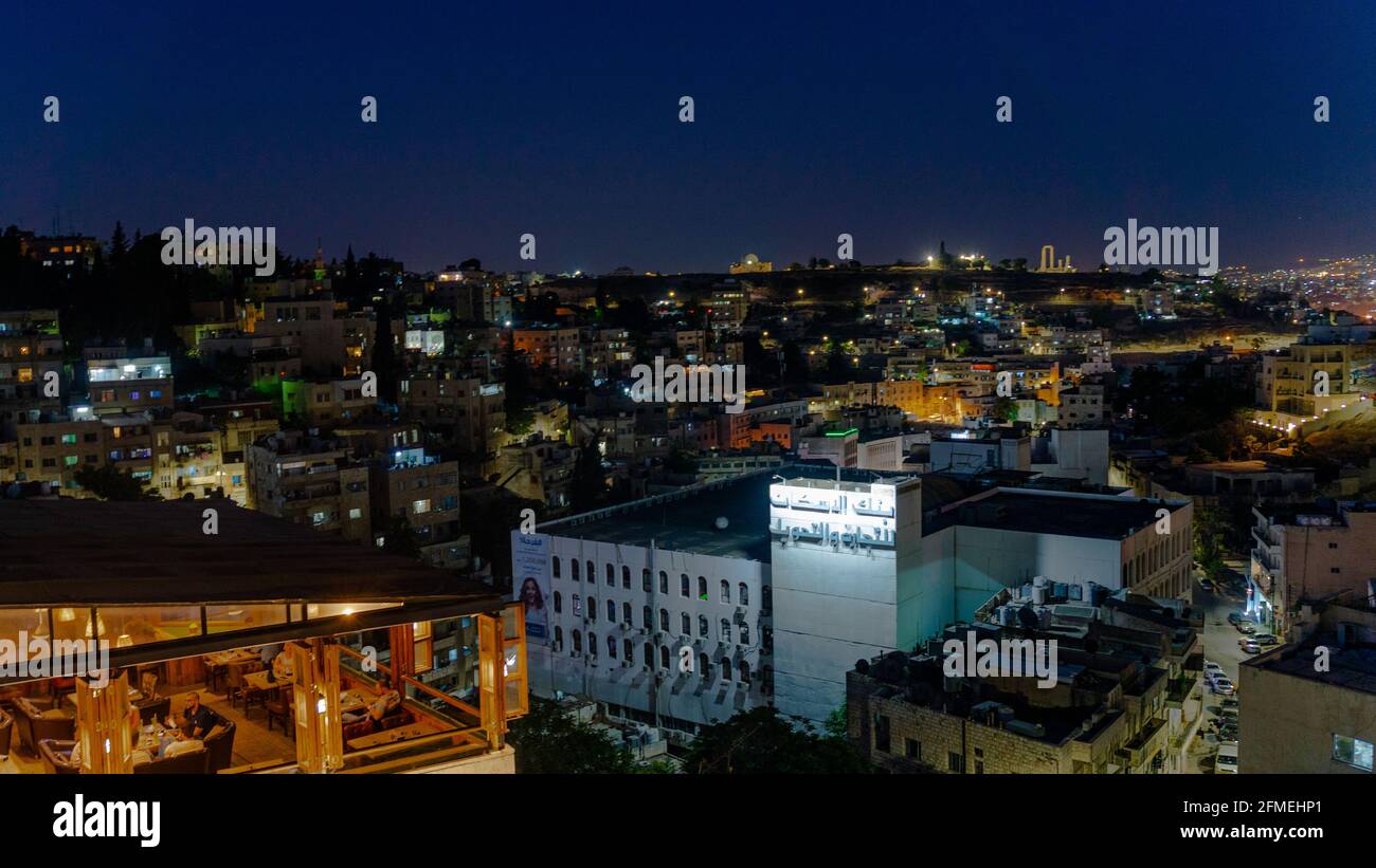 Vue nocturne de la vieille ville résidentielle dans le centre d'Amman, en Jordanie, menant à la colline de la Citadelle Banque D'Images