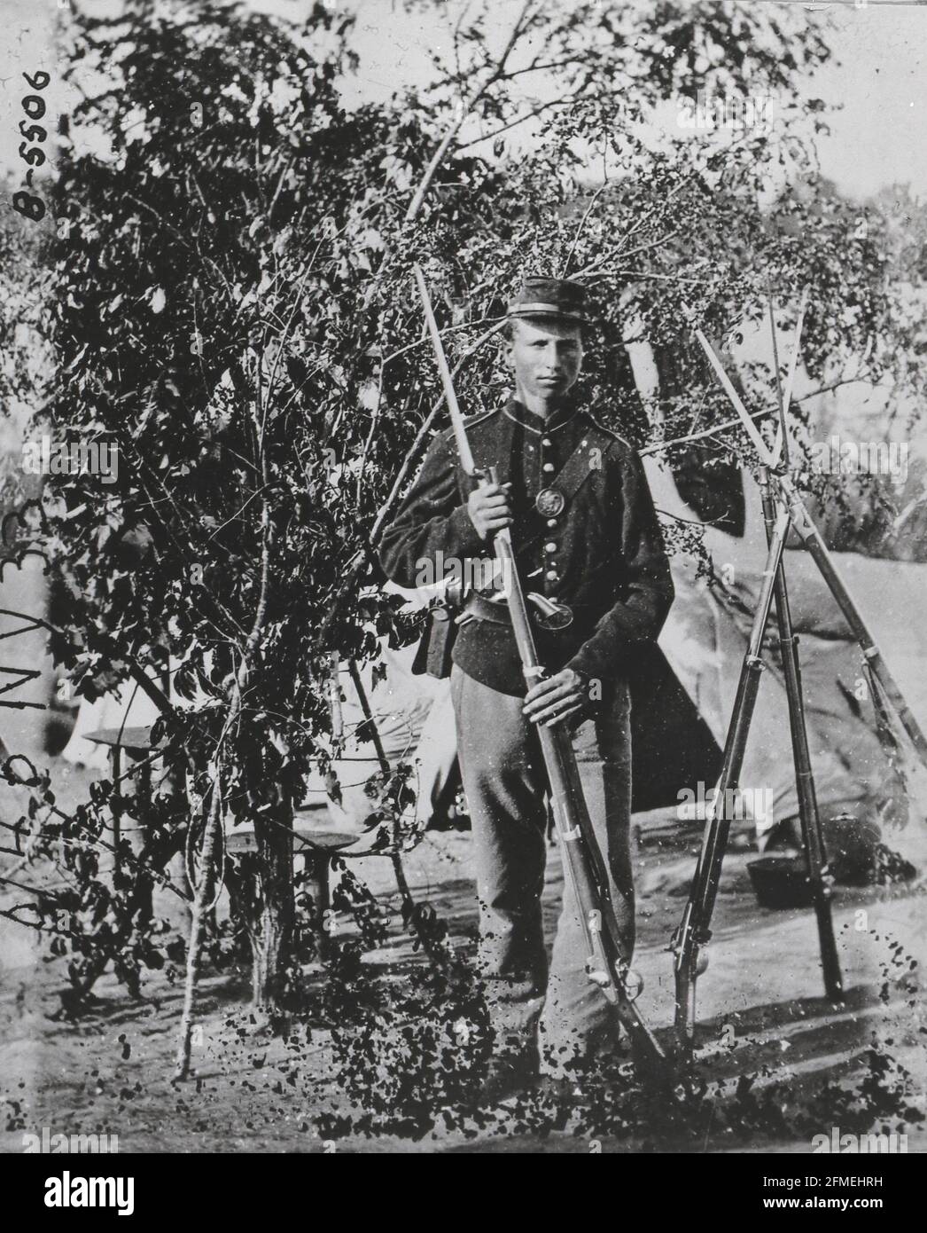 Guerre civile des États-Unis un jeune soldat de l'Union représente une photo avec son fusil Banque D'Images