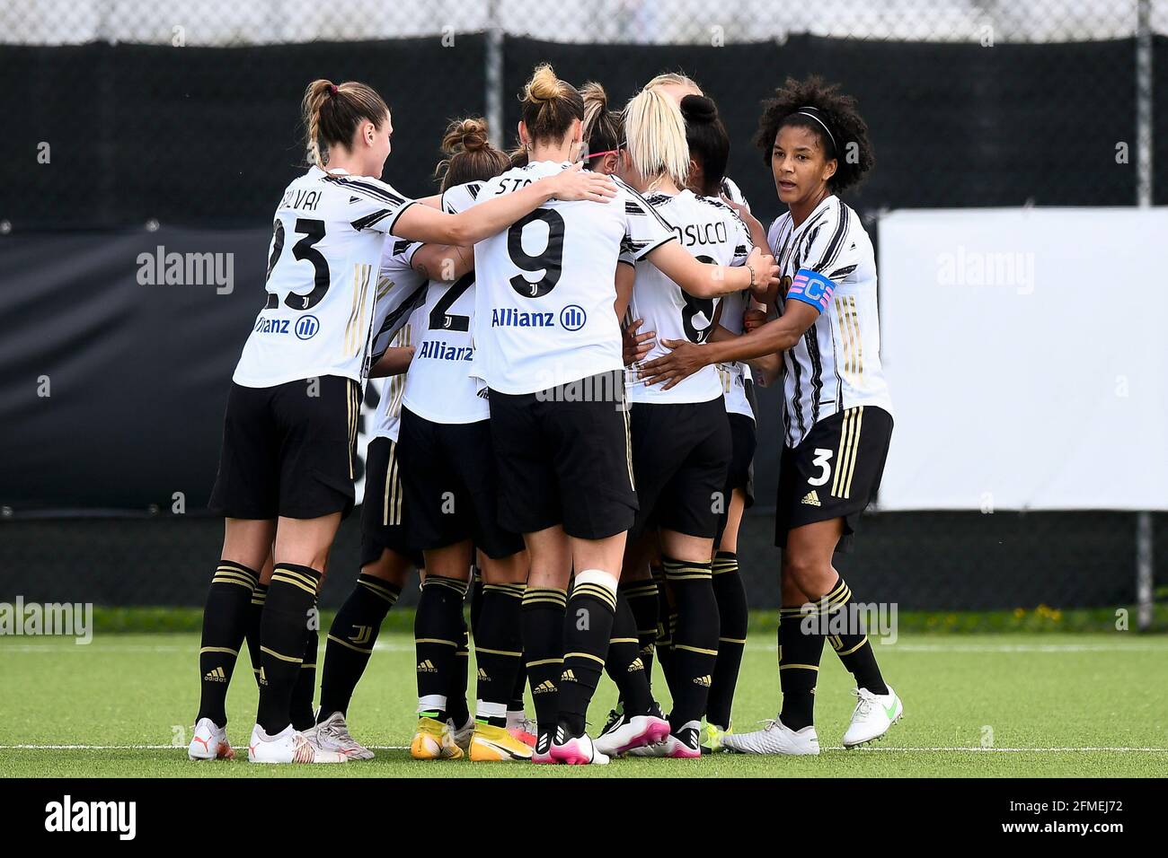 Vinovo, Italie. 08 mai 2021. Barbara Bonansea de Juventus FC fête avec ses coéquipiers après avoir marquant un but lors du match de football féminin Serie entre Juventus FC et SSD Napoli. Juventus FC a remporté 2-0 victoires sur SSD Napoli. Credit: Nicolò Campo/Alay Live News Banque D'Images