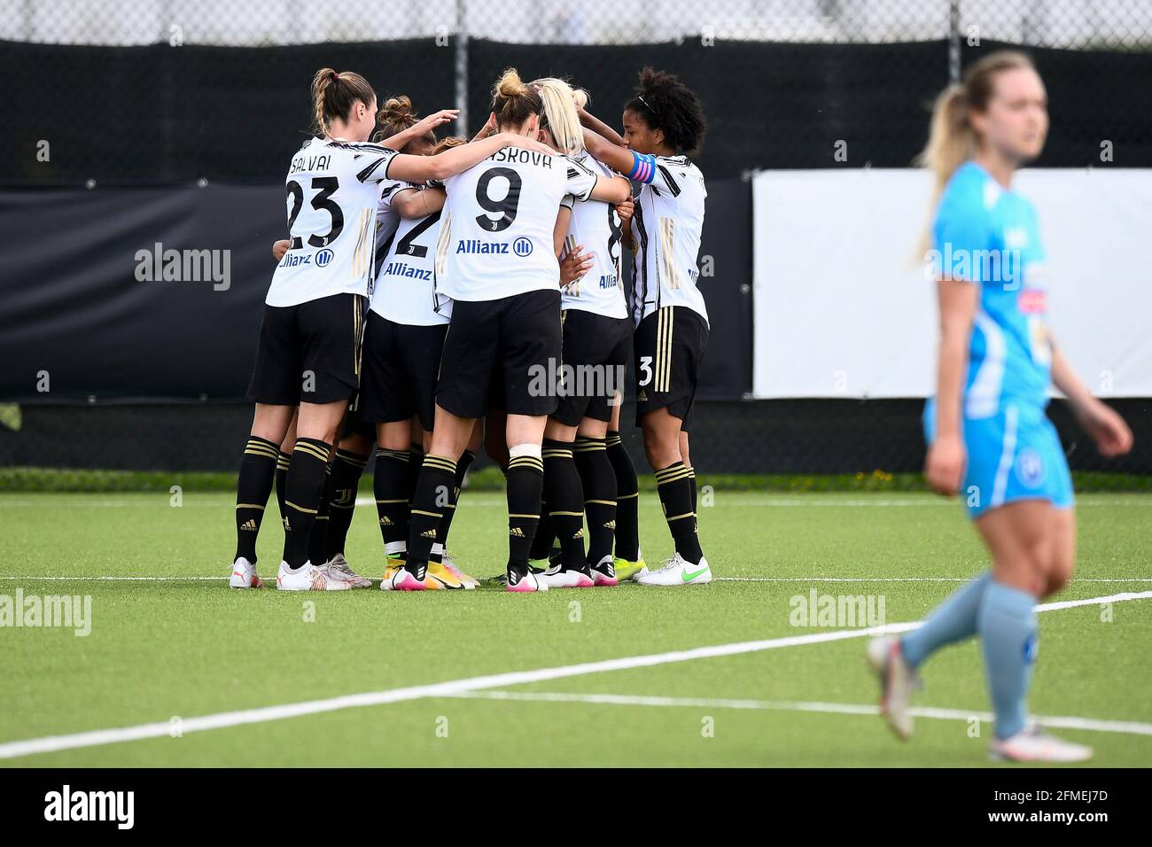 Vinovo, Italie. 08 mai 2021. Barbara Bonansea de Juventus FC fête avec ses coéquipiers après avoir marquant un but lors du match de football féminin Serie entre Juventus FC et SSD Napoli. Juventus FC a remporté 2-0 victoires sur SSD Napoli. Credit: Nicolò Campo/Alay Live News Banque D'Images