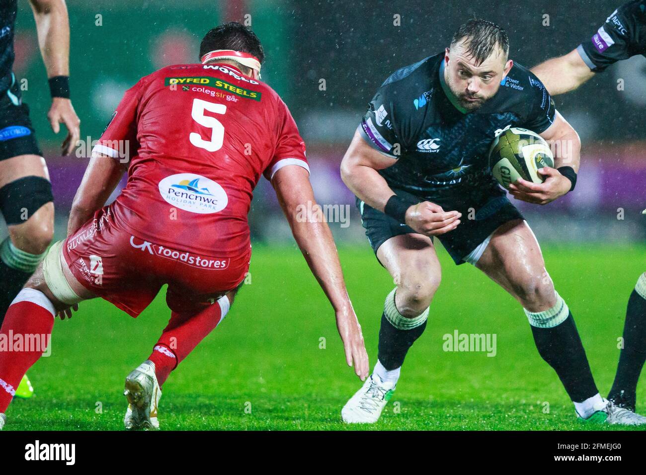 Llanelli, Royaume-Uni. 8 mai 2021. Sam Parry, le remplaçant de l'ospreys, prend l'écluse de Lewis Rawlins pendant le match de rugby Scarlets v Ospreys PRO14 Rainbow Cup. Crédit : Gruffydd Thomas/Alay Live News Banque D'Images