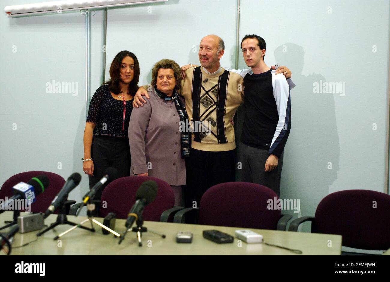La famille basse revient de leur horreur d'être prise en otage au Théâtre de Moscou. Ils sont arrivés à Heathrow à 7.00 heures du soir. (De gauche à droite) fille Louise qui n'était pas en voyage, mère Sidika, Père Peter et fils Richard.)28 octobre 2002 photo Andy Paradise Banque D'Images