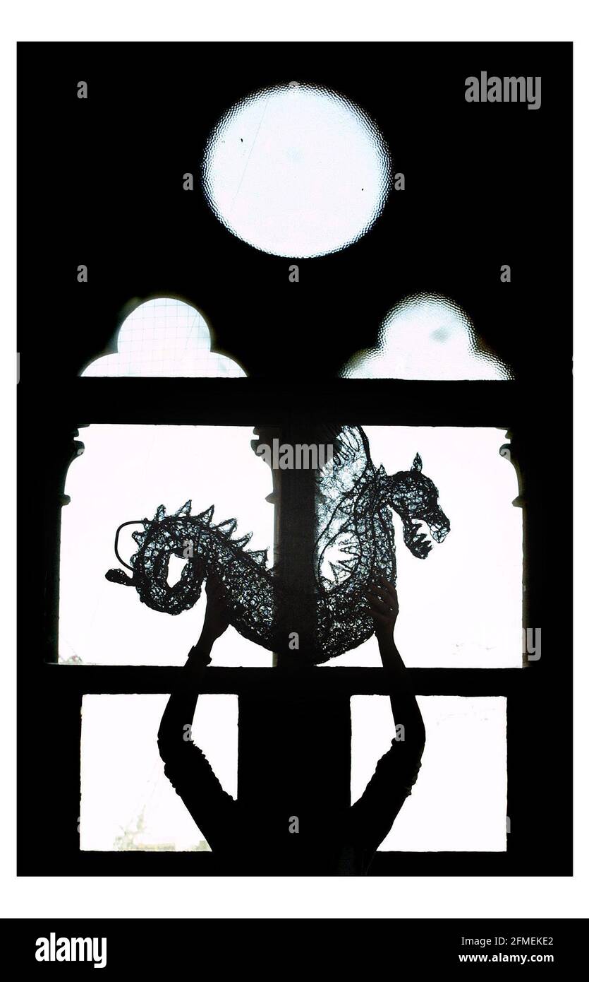 L'été au Midland Grand 2003......21st et 22 exposition Junean d'art et de design dans le fantastique bâtiment néo-gothique classé de catégorie 1. Un Wyvern (type de Dragon im dit) fait de fil par Fidel Garcia est vu contre l'une des grandes fenêtres de l'ancien hôtel. pic David Sandison Banque D'Images