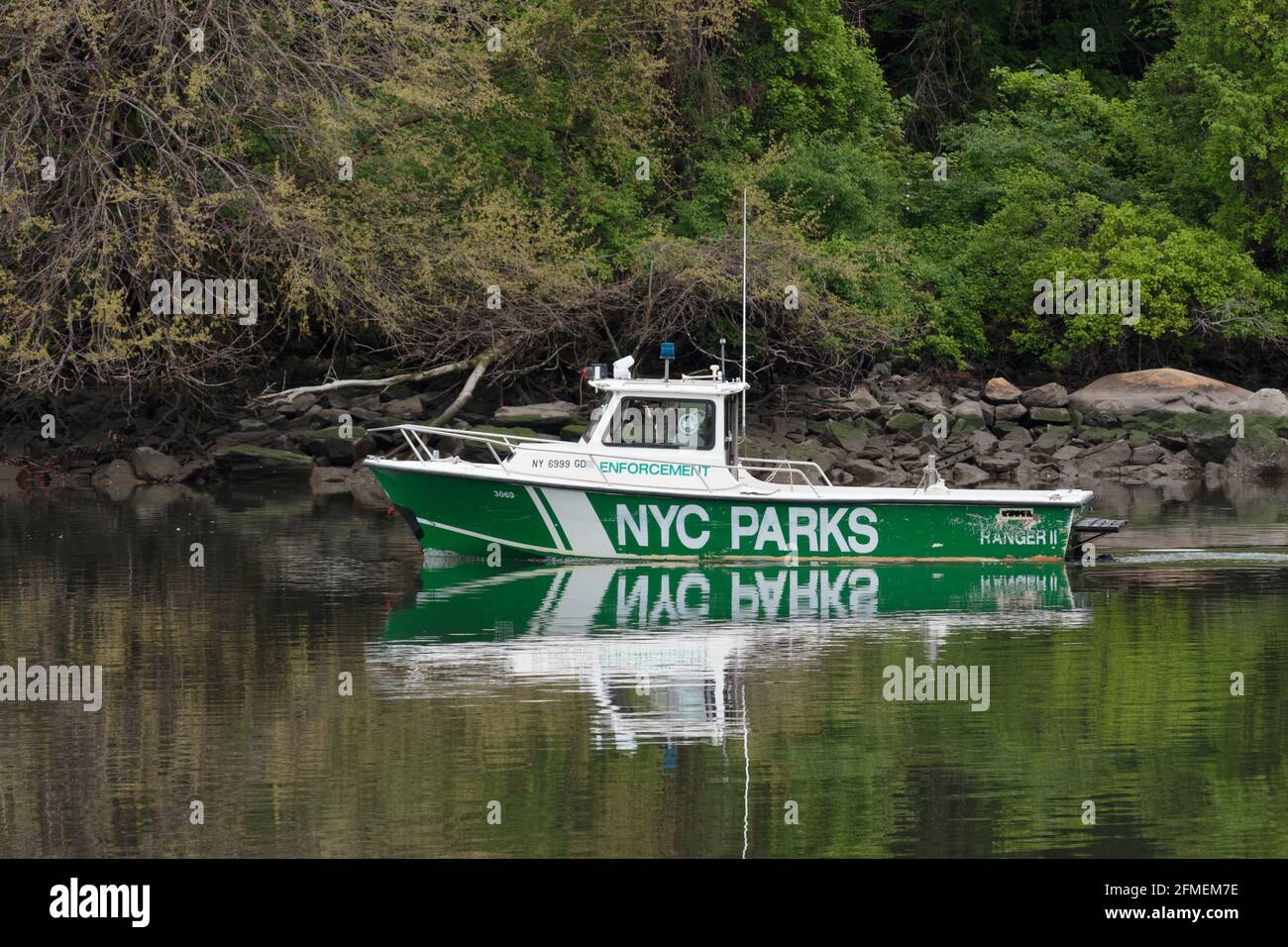 Un bateau de mise en application des règlements de la ville de New york patrouille le Spuyten Duyvil Creek entre Manhattan et le Bronx sur un printemps jour Banque D'Images