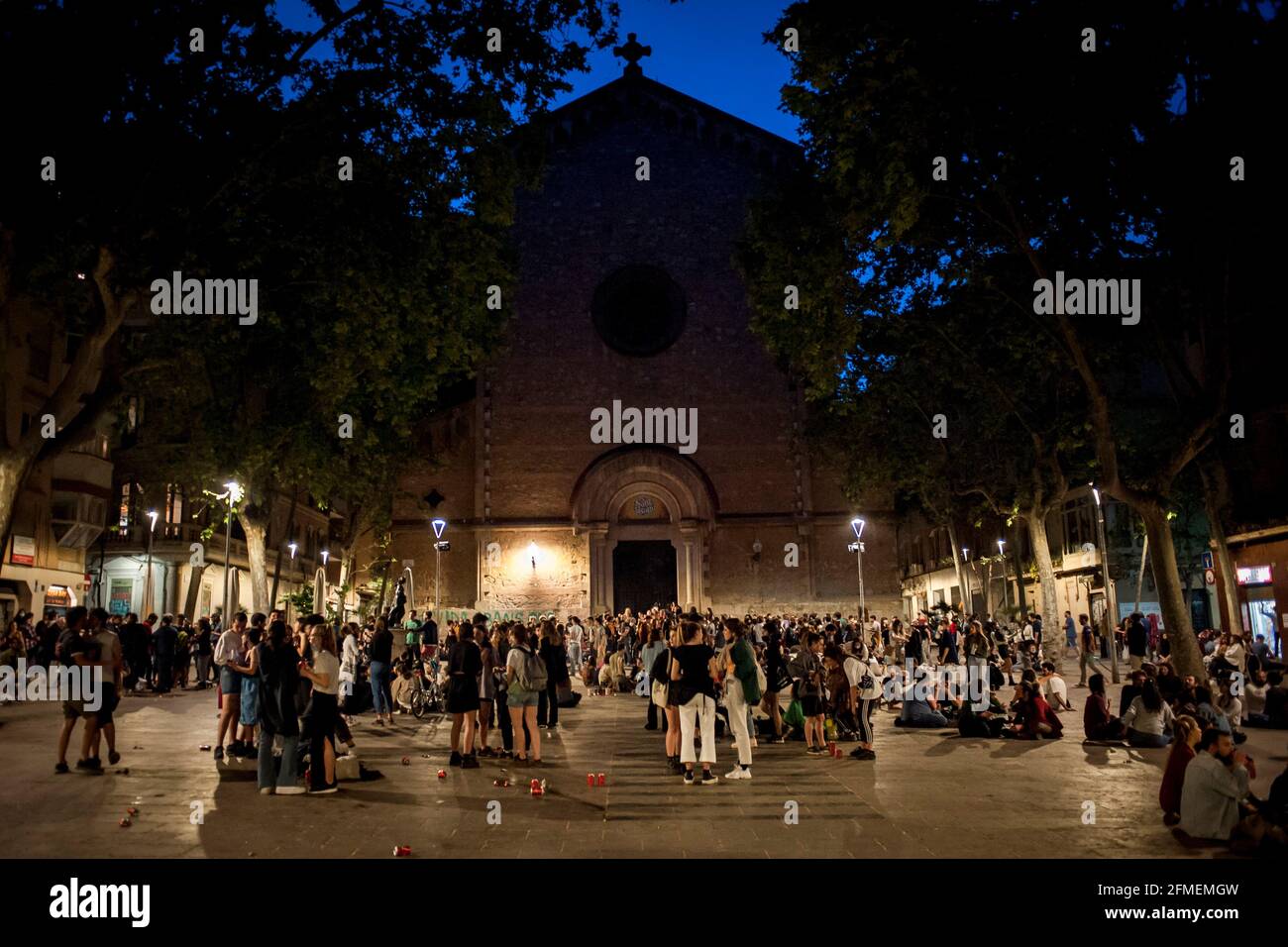 Barcelone, Espagne. 8 mai 2021, Barcelone, Catalogne, Espagne: Les gens se rassemblent sur une place du quartier de Gracia à Barcelone, peu avant la levée de l'état d'alarme en Espagne. L'état d'alarme décrété par le Gouvernement espagnol pour la deuxième fois il y a six mois décrète ce dimanche et, à sa fin, une nouvelle phase de la lutte contre la pandémie commence. Credit: Jordi Boixareu/Alamy Live News Banque D'Images