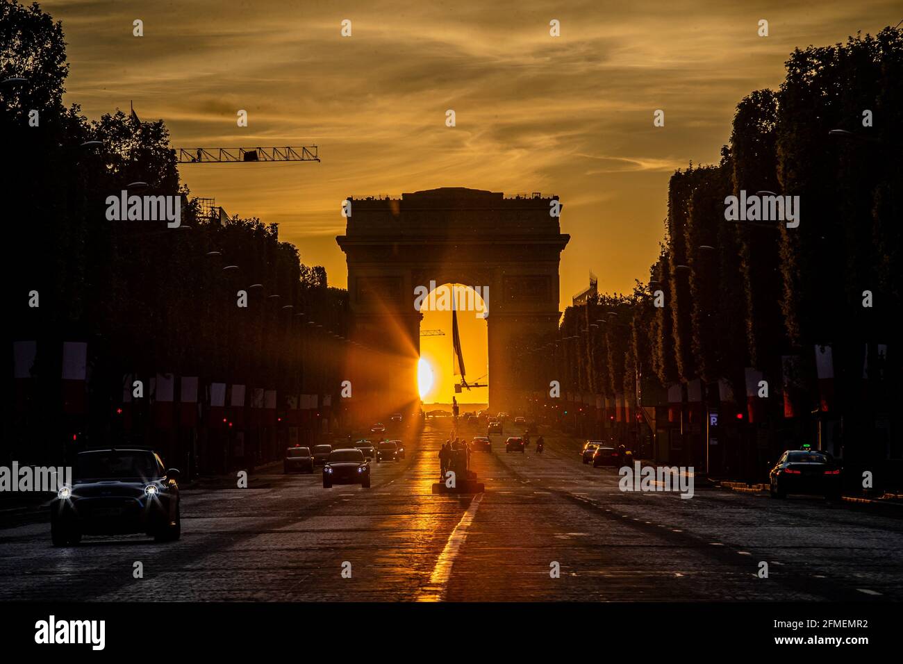 Paris, France. 8 mai 2021. Le coucher du soleil à travers l'Arc de Triomphe  est visible sur l'avenue des champs-Élysées à Paris, en France, le 8 mai  2021. Crédit: Aurélien Morissard/Xinhua/Alay Live