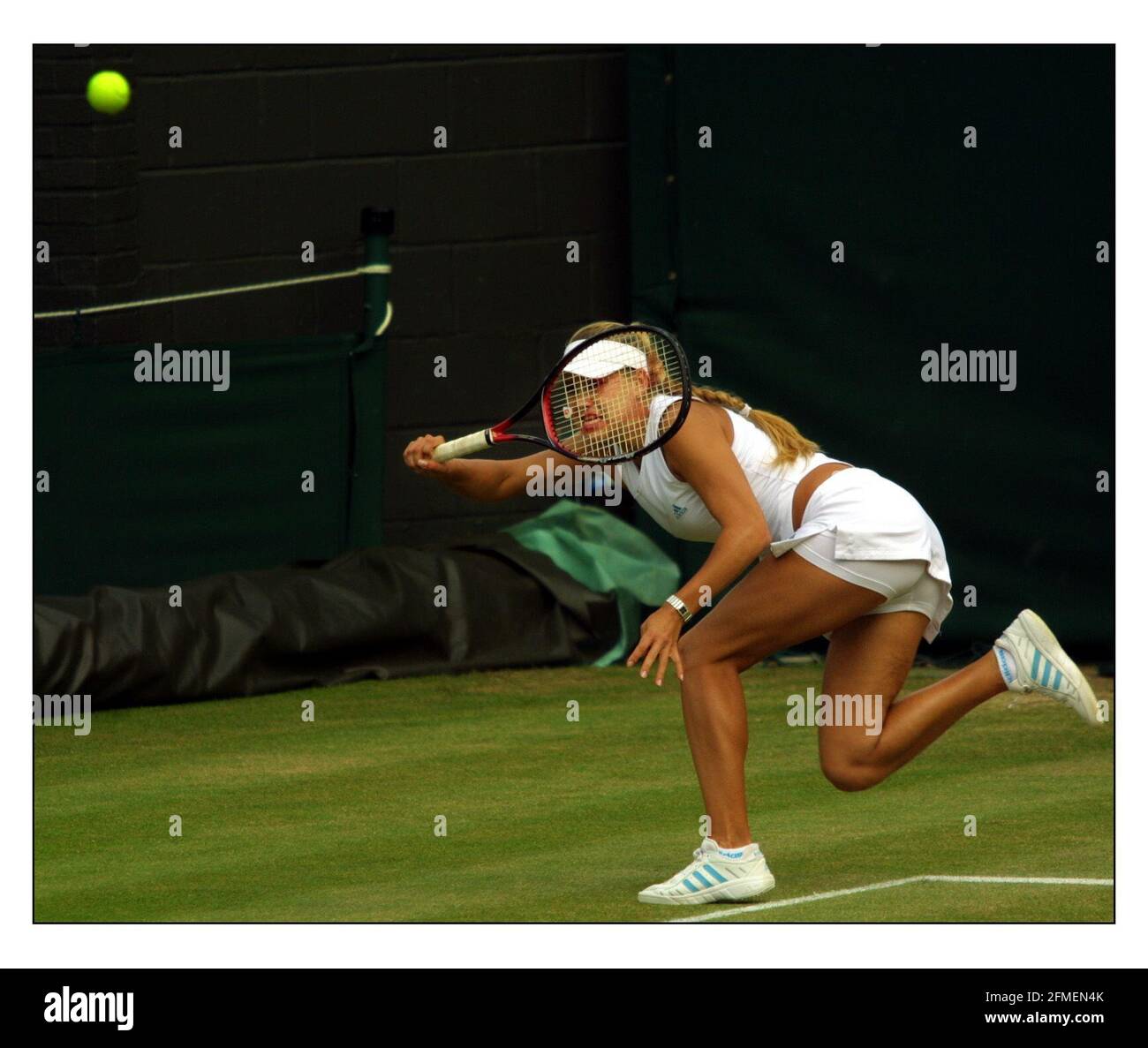 Anna Kournikova jouant en double mixte.pic David Sandison 3/7/2002 Banque D'Images