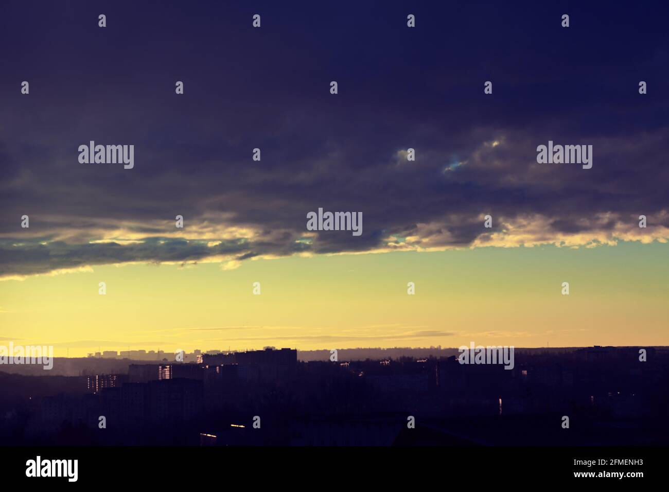 Des nuages sombres survolant la ville . Météo avant la tempête . Contraste dans le ciel Banque D'Images