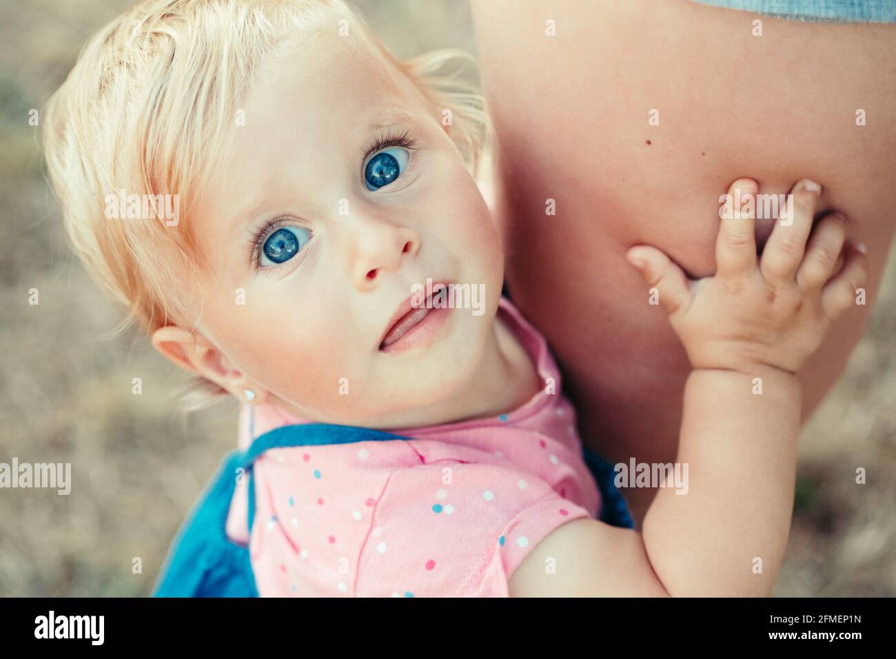 Mignon Blonde Caucasienne Fille Avec Les Yeux Bleus Tenant Maman Et Regardant L Appareil Photo Gros Plan Sur Un Visage De Bebe Curieux Et Surpris Timide Enfant Peur Photo Stock Alamy Mignon Blonde Caucasienne Fille Avec Les Yeux Bleus Tenant Maman Et Regardant L Appareil Photo Gros Plan Sur Un Visage De Bebe Curieux Et Surpris Timide Enfant Peur Photo Stock Alamy