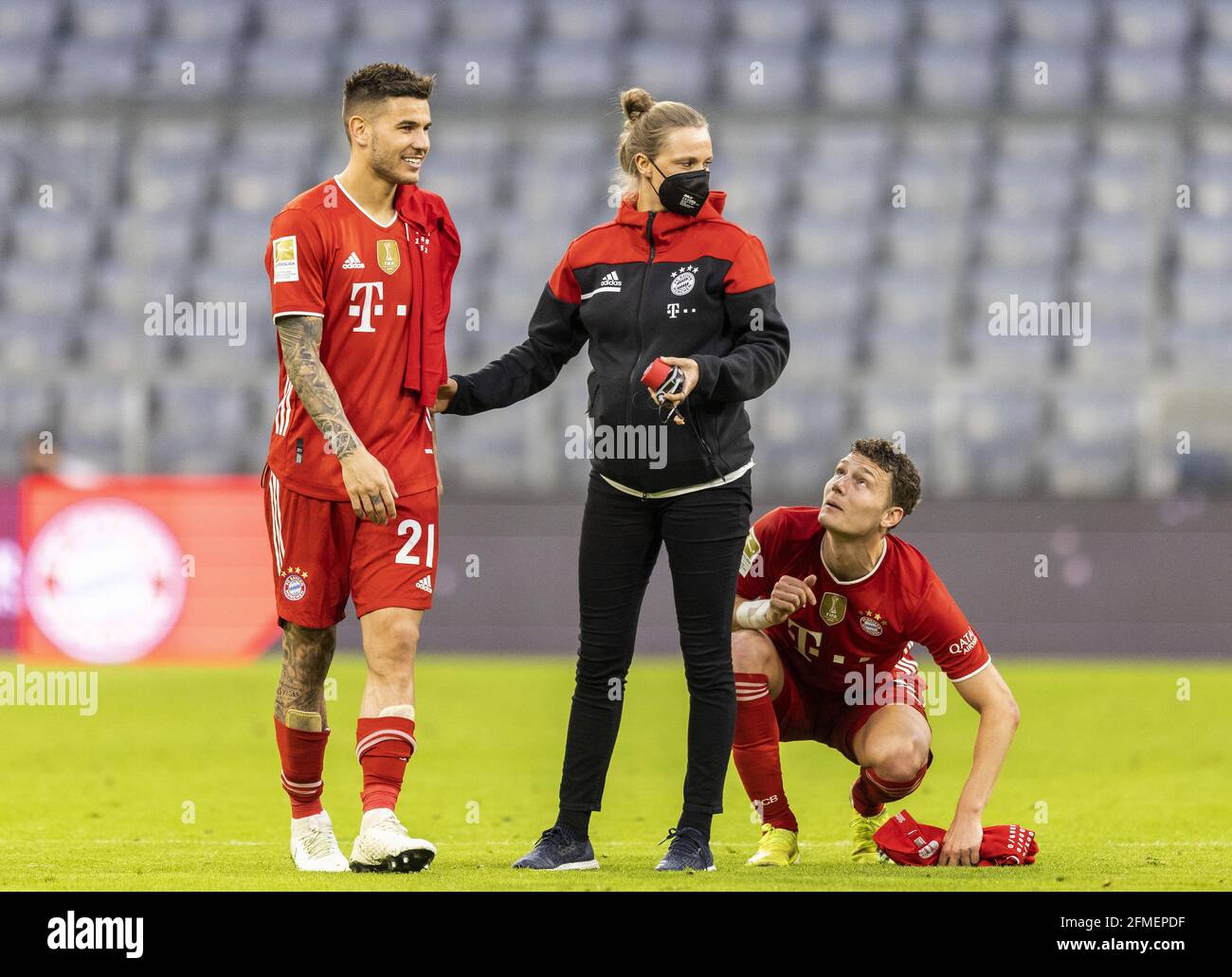 Lucas Hernandez (Muenchen), Teammanagerin Kathleen Krüger, Benjamin Pavard (Muenchen) Bayern München - Borussia Mönchengladbach 08.05.2021, Fussball, Banque D'Images